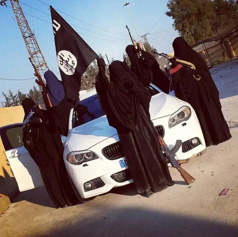 donne isis mostrano la bmw