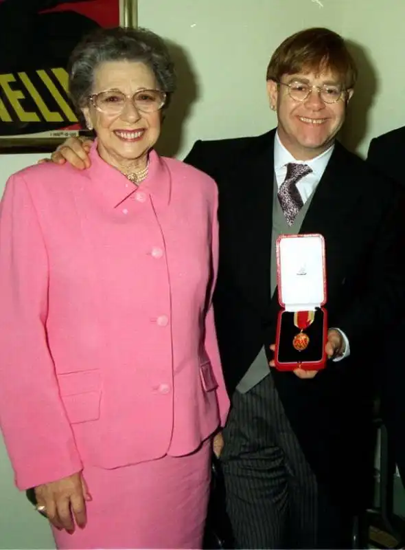 elton john e sua madre sheila