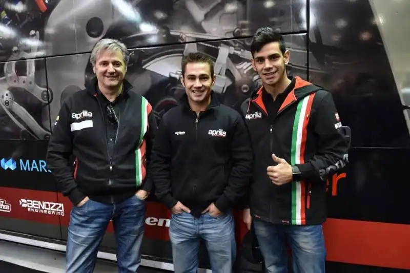 enrico folegnani con i piloti  leon haslam e jordi torres