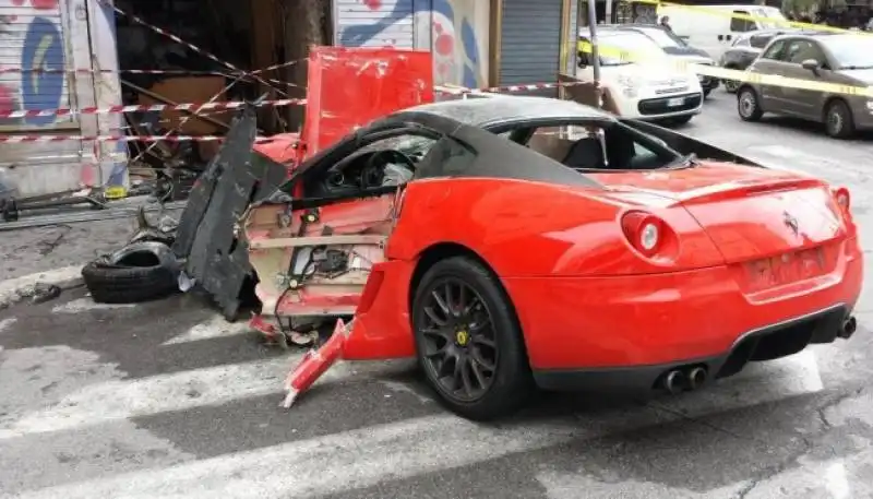 ferrari  finisce in   un negozio a via del viminale