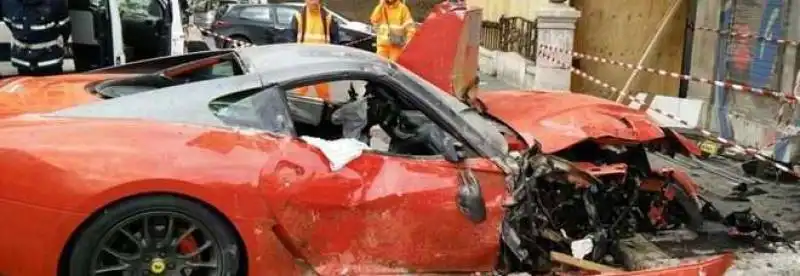 ferrari finisce in   un negozio a via del viminale