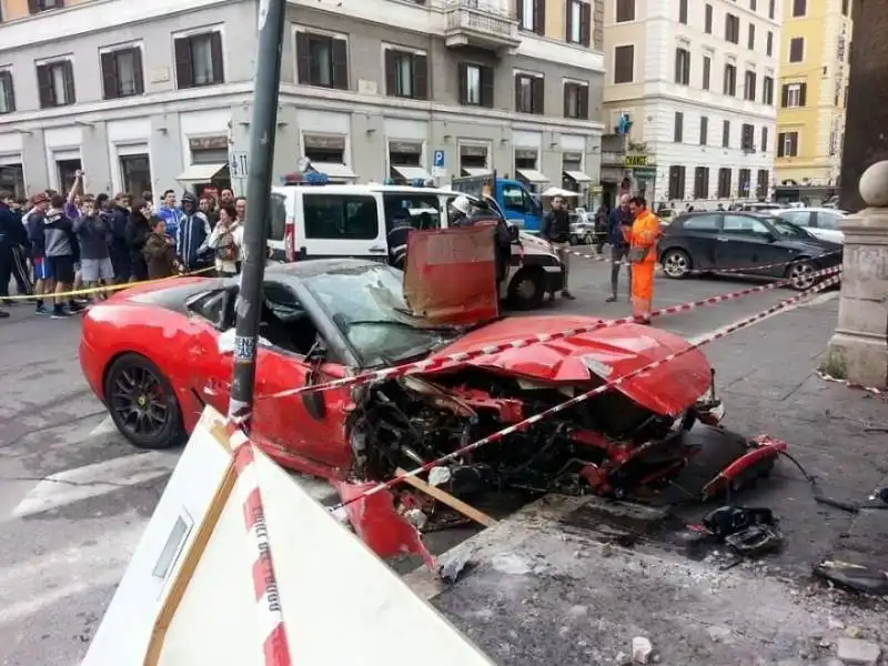 ferrari finisce in un negozio a via del viminale