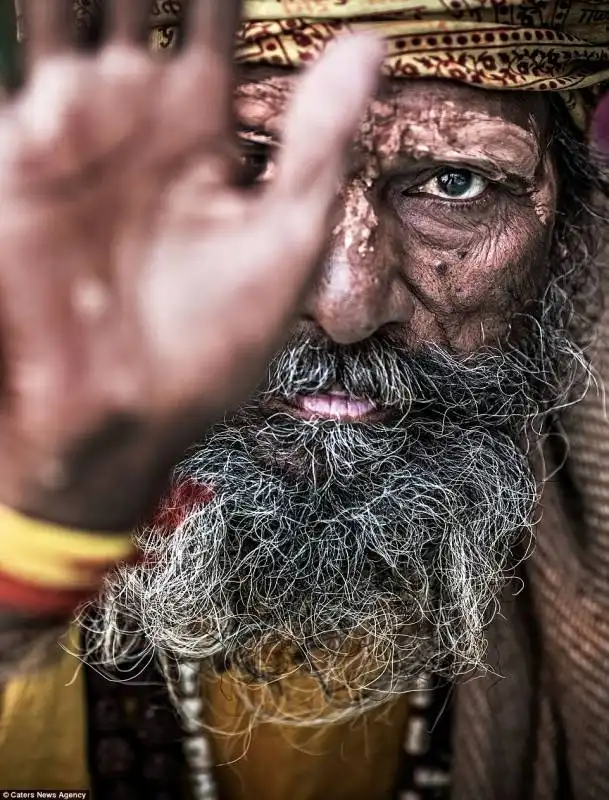 gli aghori combinano meditazione e alcol