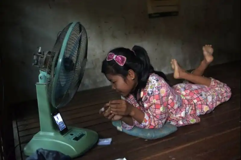 i bambini lavorano nelle fabbriche cambogiane