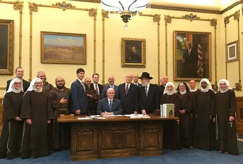 IL GOVERNATORE DELL INDIANA MIKE PENCE FIRMA LA LEGGE ANTI GAY COI RAPPRESENTANTI RELIGIOSI