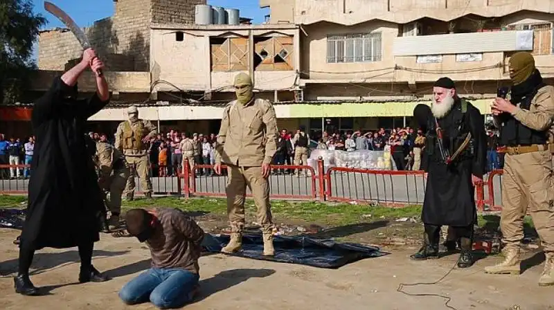 ISIS - DECAPITAZIONE DI UOMINI ACCUSATI DI OMOSESSUALITA