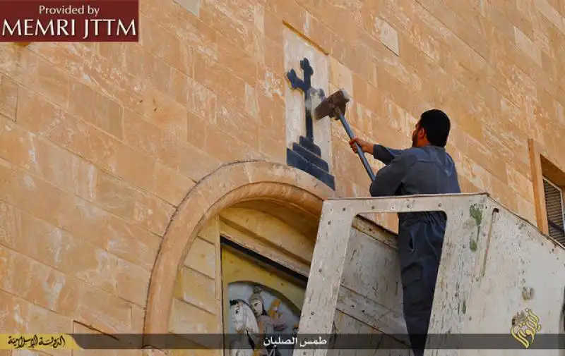 Isis - Dissacrazione di una chiesa a Mosul 4