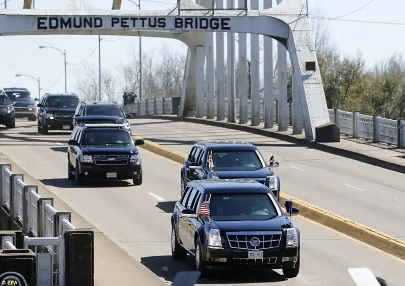 la scorta di obama arriva a selma