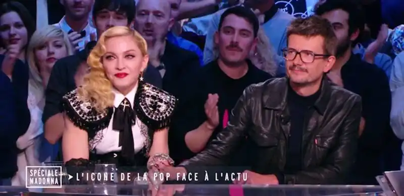 MADONNA CON LUZ DI CHARLIE HEBDO