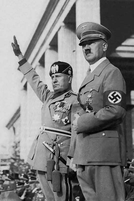 MUSSOLINI E HITLER  