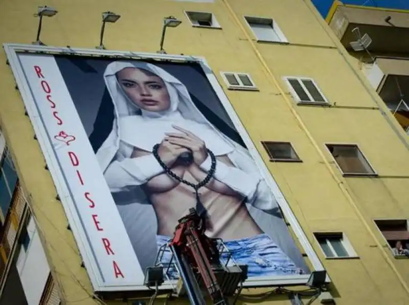 NAPOLI - CARTELLONE CON LA SUORA SEXY