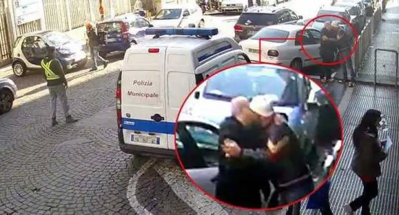 NAPOLI - IL BACIO TRA IL PARCHEGGIATORE ABUSIVO E IL VIGILE