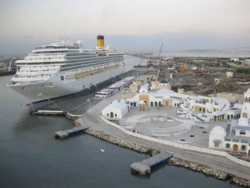 nave da crociera  nel porto di tunisi