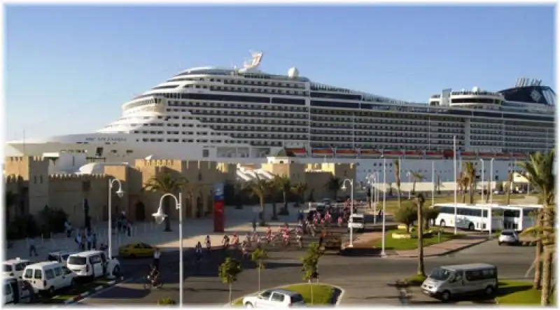 nave da crociera nel porto di tunisi