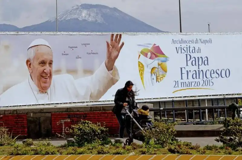 papa a napoli  striscioni sul lungomare caracciolo 0cd688d3