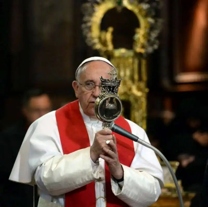 PAPA, SANGUE DI SAN GENNARO 