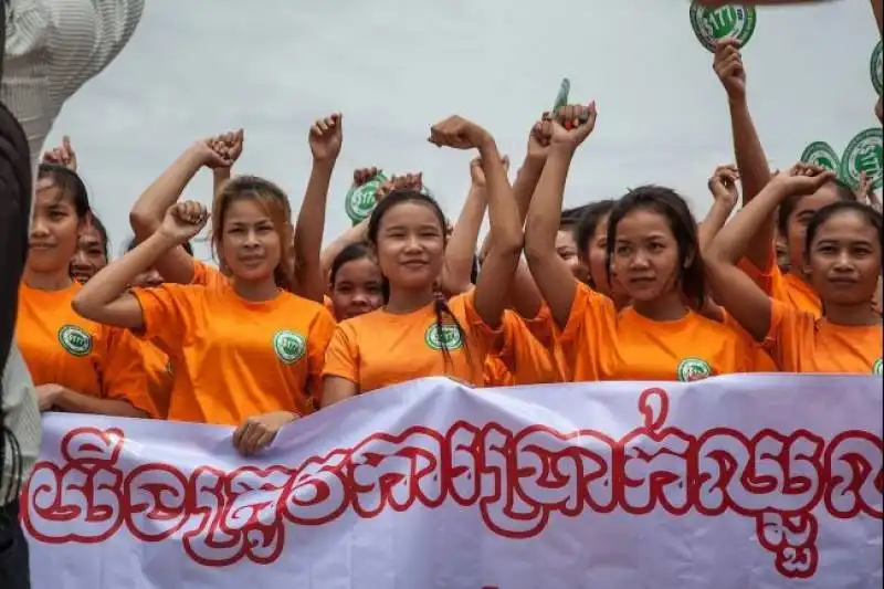 protesta di operai cambogiani