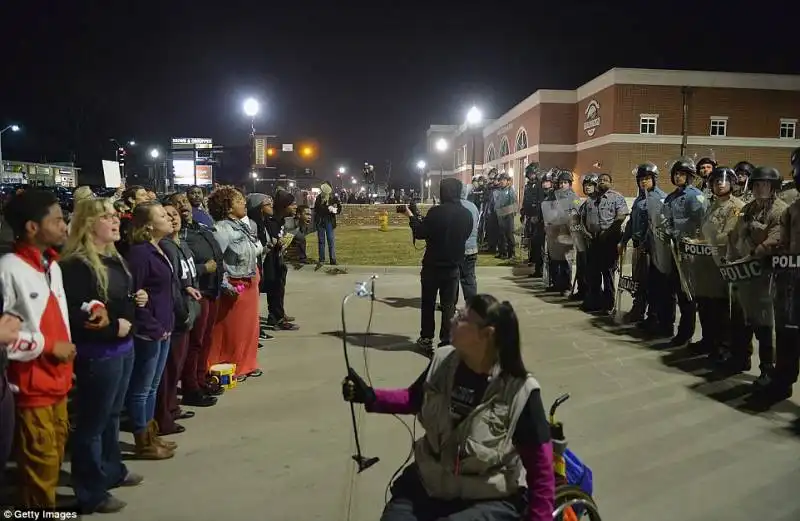 proteste davanti alla polizia di ferguson