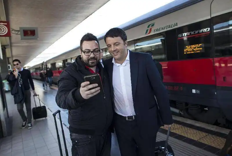 renzi fa i selfie davanti al treno