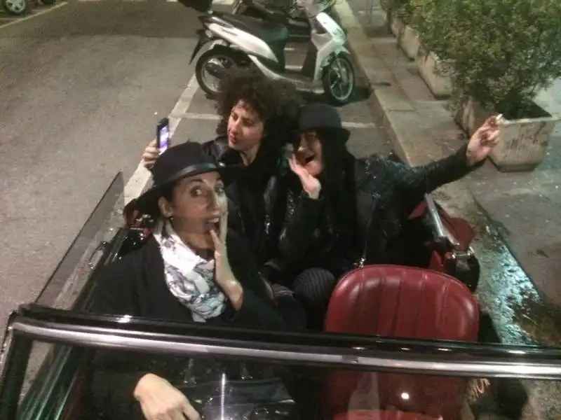 rossy de palma e tre amiche nell'auto di alessandro di sarno