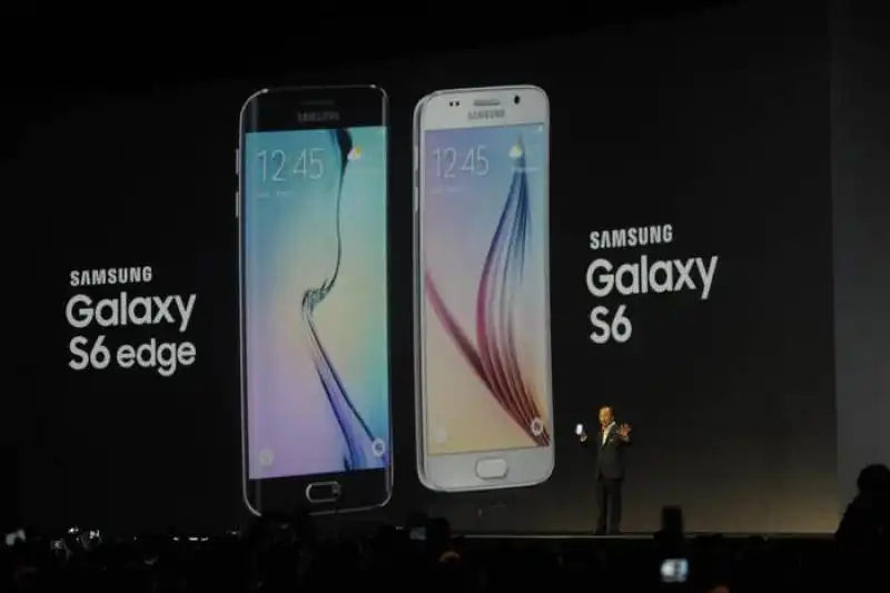 samsung sfida apple con due smartphone e pagamenti 'mobile dba2c1