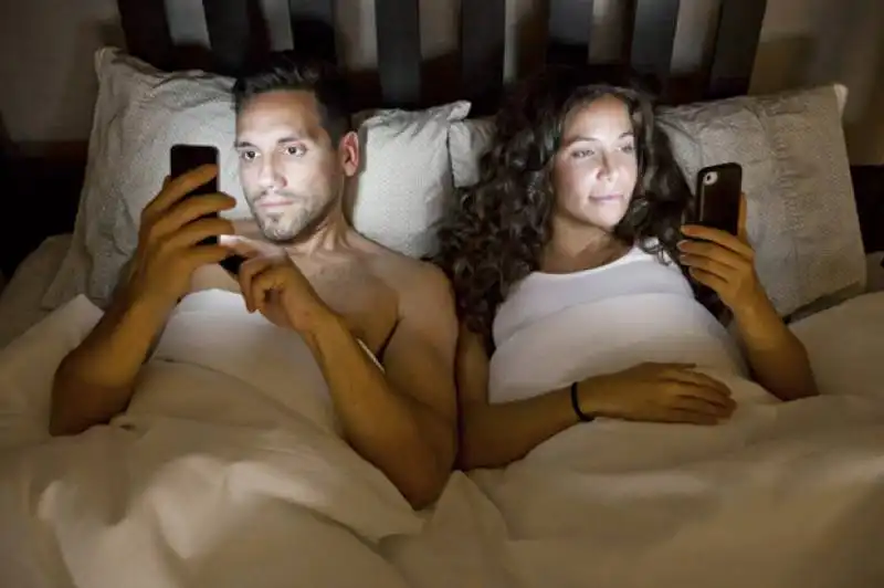 smartphones in bed