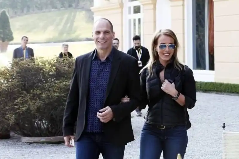 varoufakis e moglie a cernobbio 