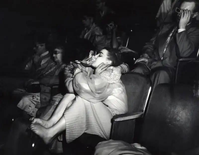 Weegee, Lovers in 3D glasses in the Palace Theatre, 1945  