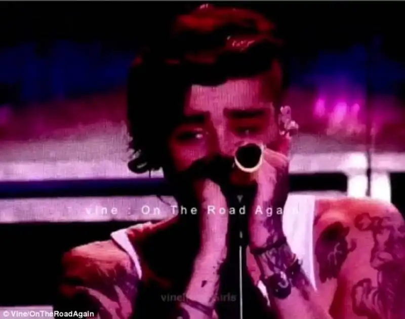 zayn malik piange sul palco