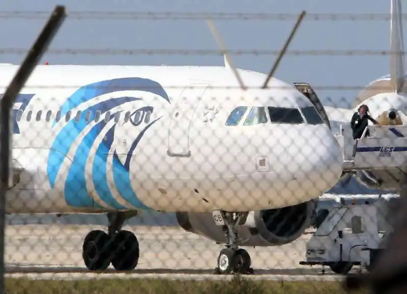 AEREO DELLA EGYPT AIR DIROTTATO A CIPRO