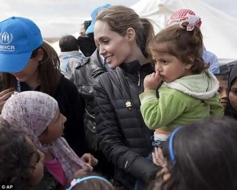 ANGELINA JOLIE CON I PROFUGHI 