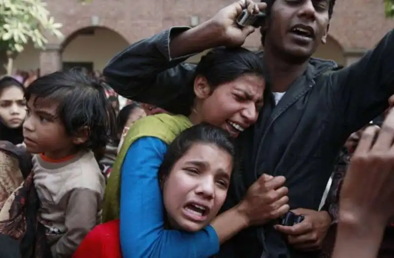 attentato kamikaze a lahore in pakistan  2