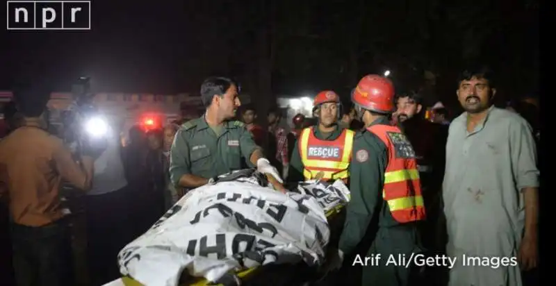 attentato kamikaze a lahore in pakistan  3