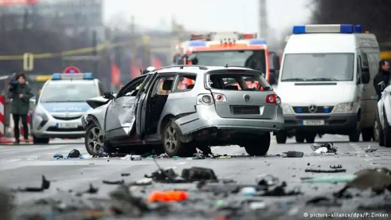 AUTO ESPLOSA A BERLINO