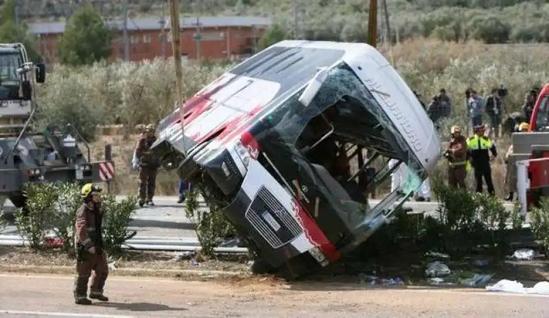 AUTOBUS SCHIANTATO