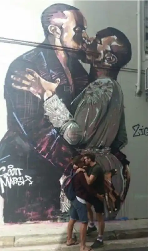 bacio gay sotto il murale di kanye