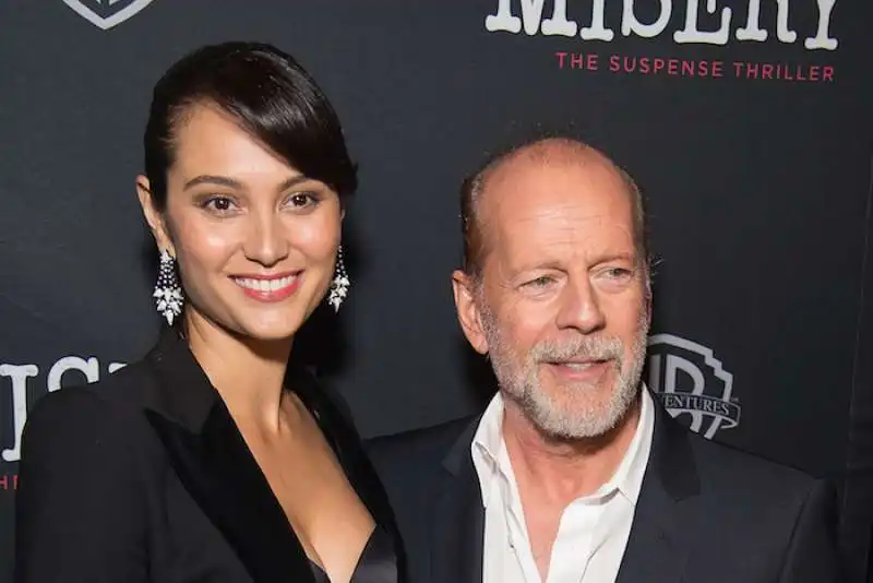 bruce willis 60 e emma heming 37