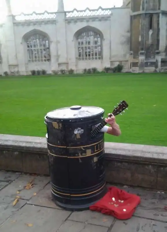 busker nel bidone davanti al prestigioso college