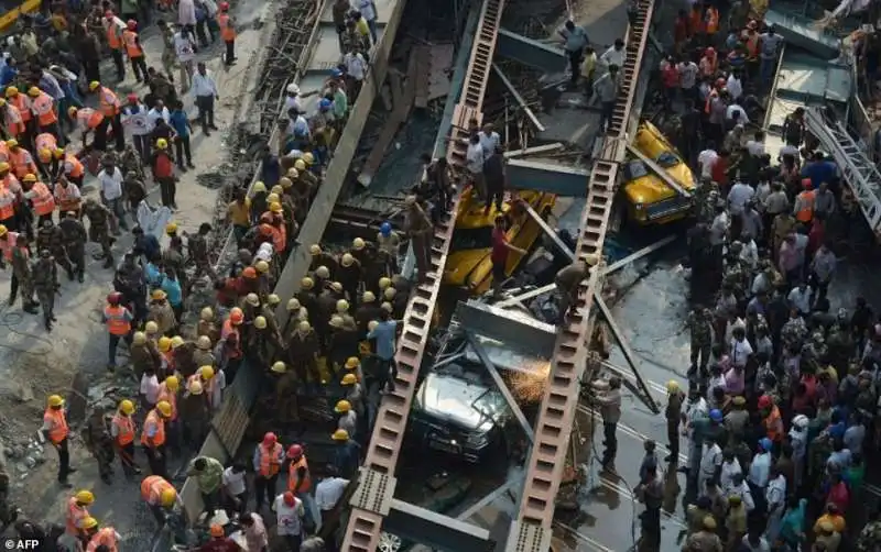 crollo ponte kolkata 11