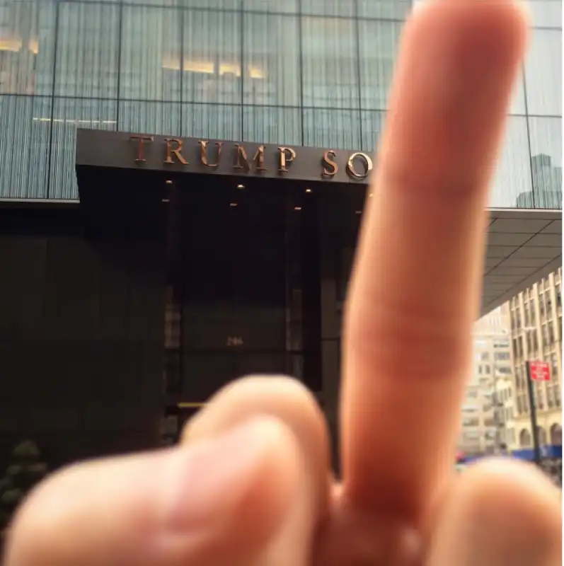 davanti alla trump tower