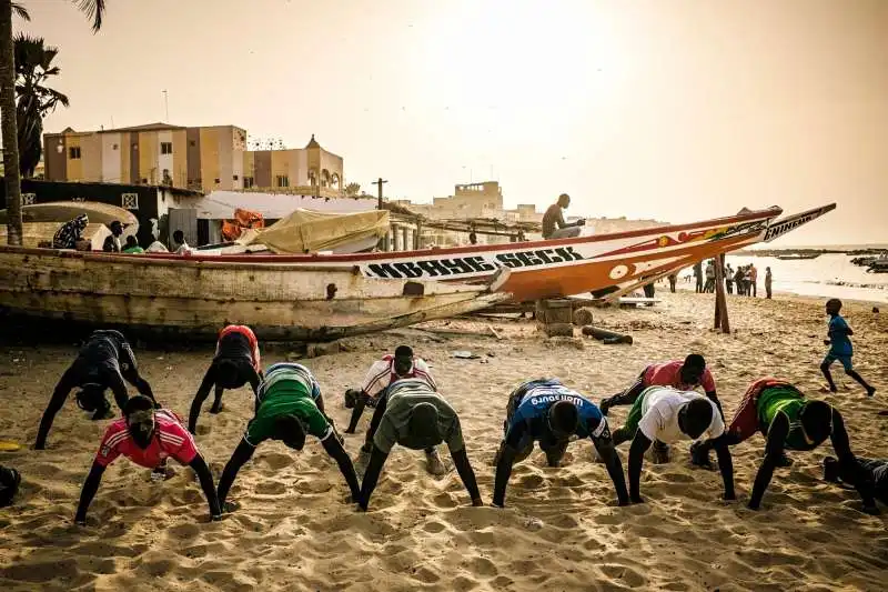 flessioni sulla spiaggia di ngor