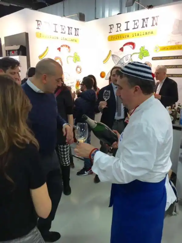 gli chef pasquale torrente e pino cuttaia brindano 