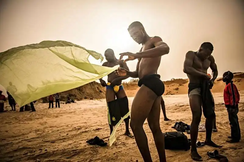 i lottatori piu poversi si allenano in spiaggia