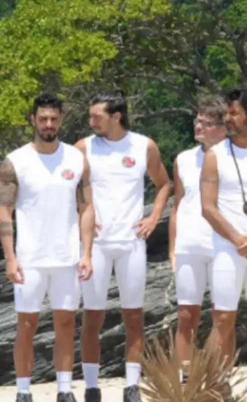 i maschi dell isola con pantalone bianco bagnato per mostrare il pacco    