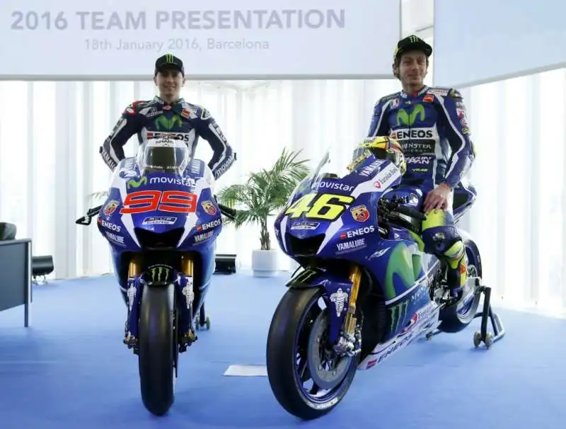 jorge lorenzo e valentino rossi alla presentazione del team yamaha