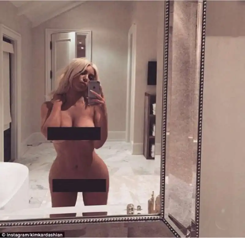 kim kardashian selfie nuda in bagno