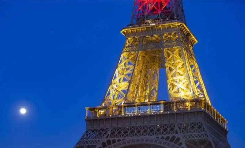 la torre eiffel per le vittime di bruxelles