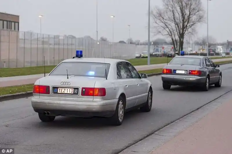 macchina che trasporta salah in tribunale