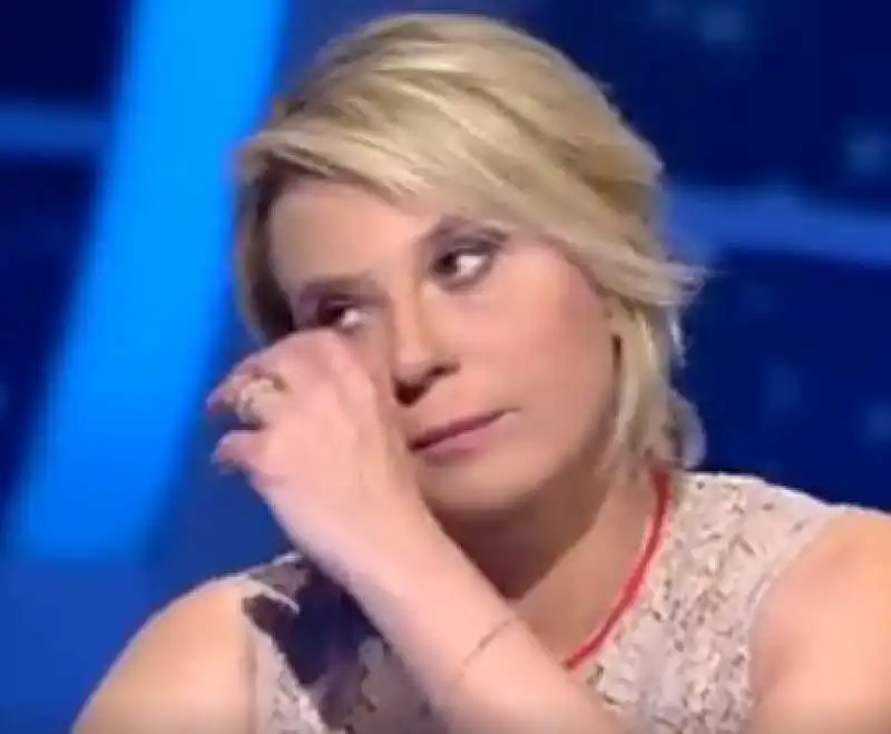 maria de filippi piange a c e posta per te