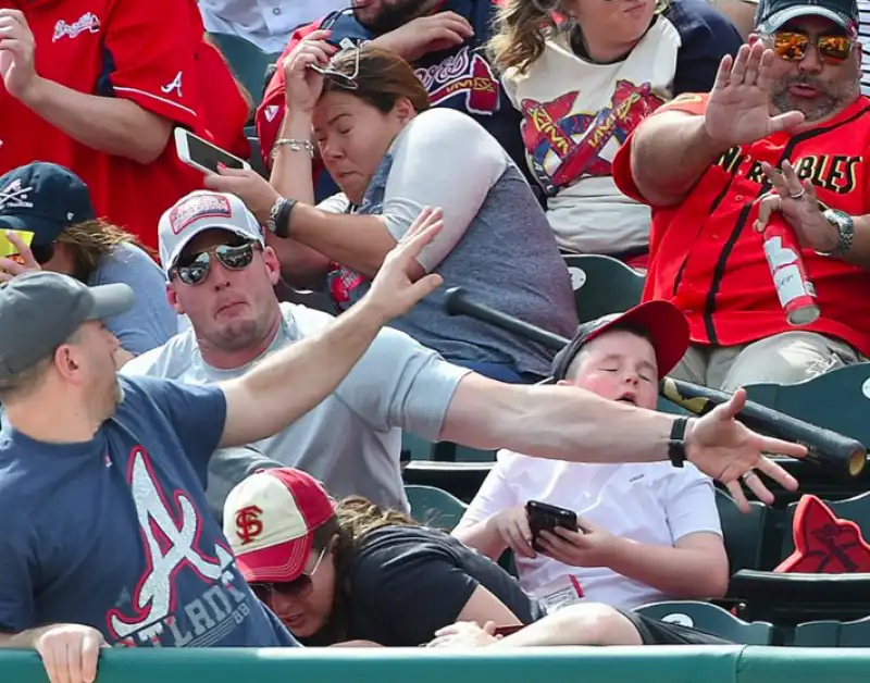 mazza da baseball vola alla partita dei pirates  